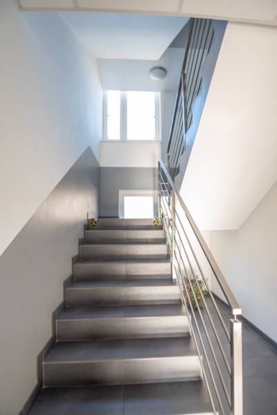 Na prenájom kancelária  15 m²,  v novostavbe, Odborárska ulica, voľná - Schodisko s kovovým zábradlím vedie k oknu v Kanceláriách.