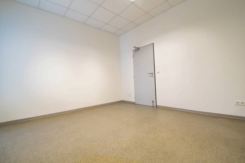 Na prenájom kancelária  15 m²,  v novostavbe, Odborárska ulica, voľná - Prázdna miestnosť s bielymi stenami a dverami, kancelárie.