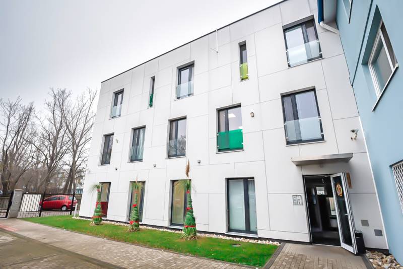 Na prenájom kancelária  15 m²,  v novostavbe, Odborárska ulica, voľná - Exteriér kancelárií na Odborárskej ulici v Bratislave - Novom Meste so zeleným trávnikom.