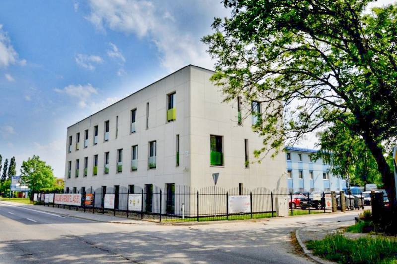 Na prenájom kancelária  15 m²,  v novostavbe, Odborárska ulica, voľná - Budova kancelárií na Odborárskej ulici v Bratislave - Novom Meste, obklopená zeleňou.