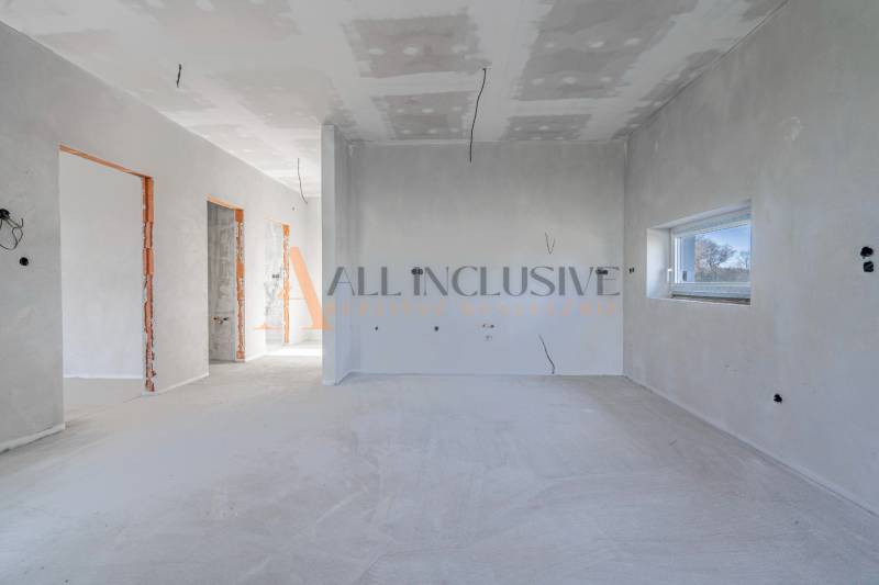 ALL INCLUSIVE I 3 IZBOVÉ BYTY S TERASOU, SO ZÁHRADOU + 2 PARK. MIESTA - Interiér 3-izbového bytu vo fáze rekonštrukcie s nedokončenými stenami a elektroinštaláciou.