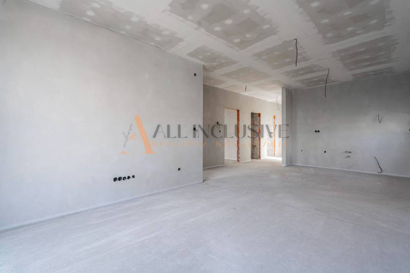 ALL INCLUSIVE I 3 IZBOVÉ BYTY S TERASOU, SO ZÁHRADOU + 2 PARK. MIESTA - Prázdny interiér 3-izbového bytu s betónovým podkladom a ešte bez dokončenia stien.