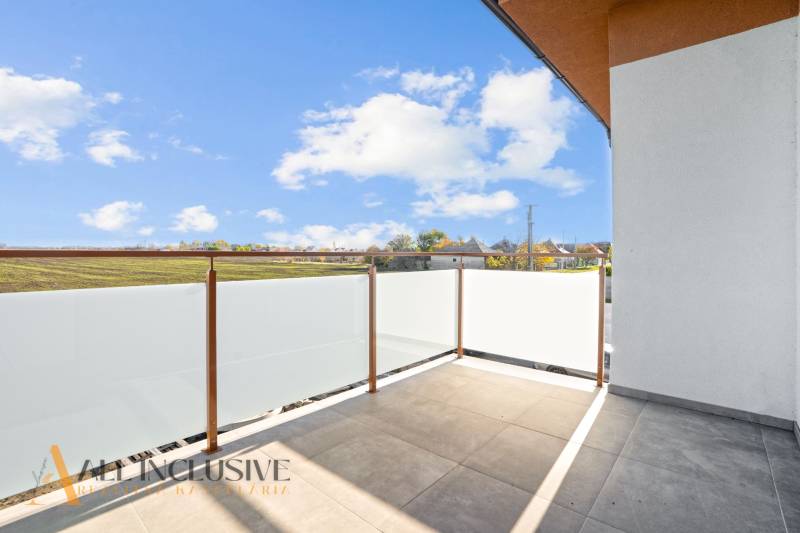 ALL INCLUSIVE I 3 IZBOVÉ BYTY S TERASOU, SO ZÁHRADOU + 2 PARK. MIESTA - Balkón 3-izbového bytu v Kráľovom Brode s výhľadom na okolitú krajinu.