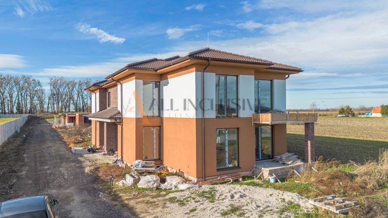 ALL INCLUSIVE I 3 IZBOVÉ BYTY S TERASOU, SO ZÁHRADOU + 2 PARK. MIESTA - Novostavba rodinného domu na ulici Kráľov Brod v Šali so záhradou.