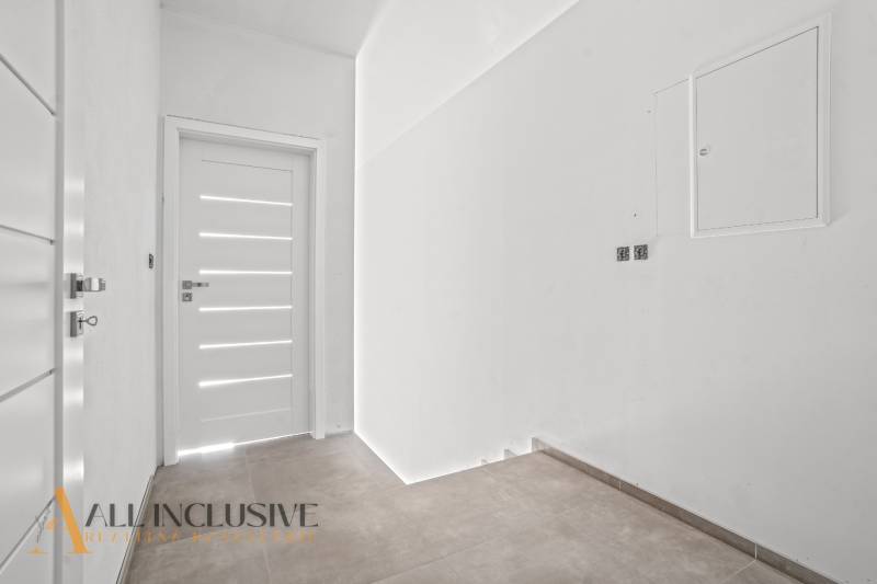 ALL INCLUSIVE I 3 IZBOVÉ BYTY S TERASOU, SO ZÁHRADOU + 2 PARK. MIESTA - Vstupná chodba v 3-izbovom byte s dlažbou a bielymi dverami.