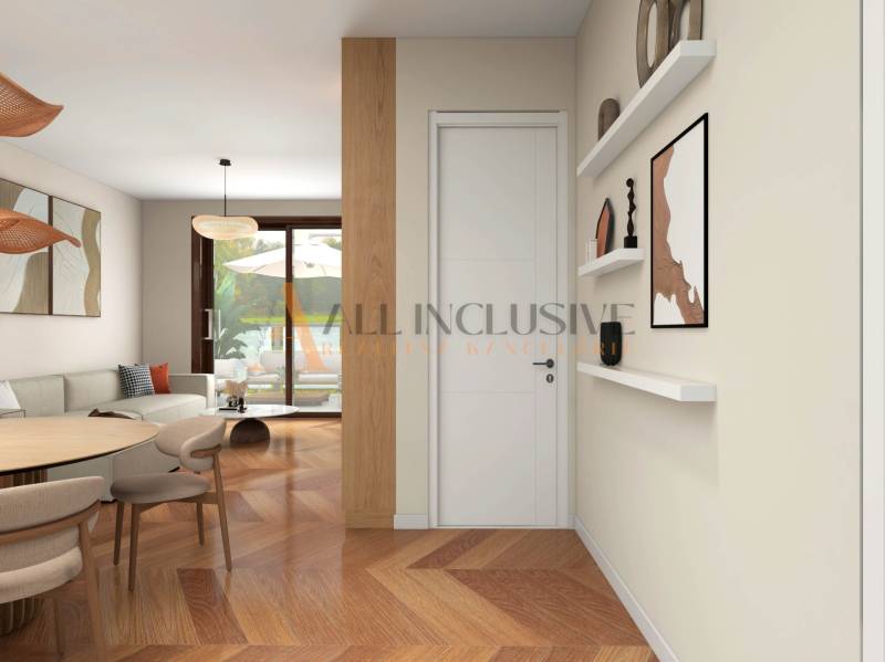 ALL INCLUSIVE I 3 IZBOVÉ BYTY S TERASOU, SO ZÁHRADOU + 2 PARK. MIESTA - Interiér 3-izbového bytu s drevenou podlahou, jedálenským stolom a nástennými policami.