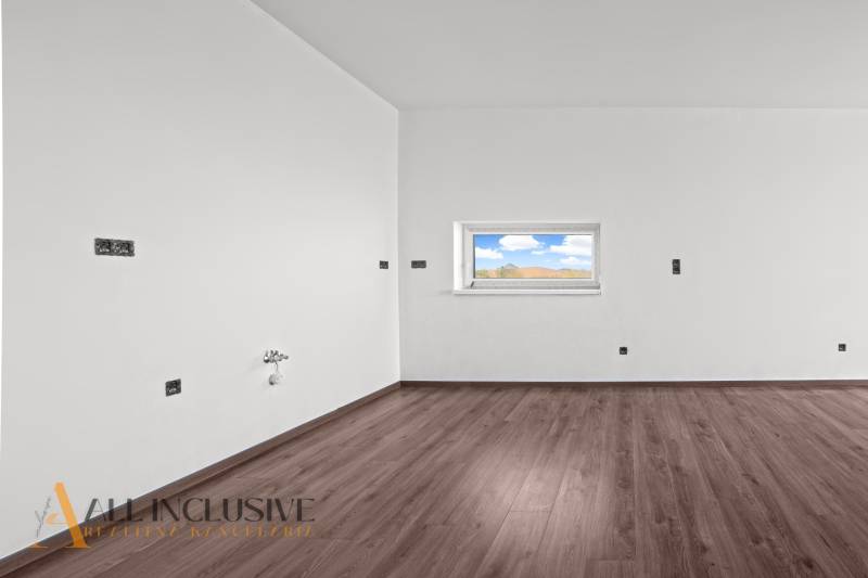 ALL INCLUSIVE I 3 IZBOVÉ BYTY S TERASOU, SO ZÁHRADOU + 2 PARK. MIESTA - Prázdna miestnosť v 3-izbovom byte s podlahou s dreveným dekorom a bielymi stenami.