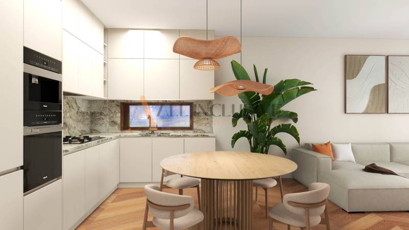 ALL INCLUSIVE I 3 IZBOVÉ BYTY S TERASOU, SO ZÁHRADOU + 2 PARK. MIESTA - Kuchyňa v 3-izbovom byte s jedálenským stolom a rastlinou vedľa pohovky.