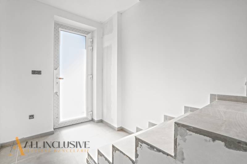 ALL INCLUSIVE I 3 IZBOVÉ BYTY S TERASOU, SO ZÁHRADOU + 2 PARK. MIESTA - Chodba s dverami a schodiskom v 3-izbovom byte, podlaha s dreveným dekorom.