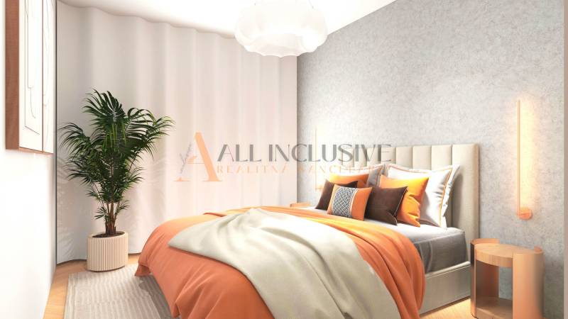 ALL INCLUSIVE I 3 IZBOVÉ BYTY S TERASOU, SO ZÁHRADOU + 2 PARK. MIESTA - Spálňa v 3-izbovom byte s posteľou v neutrálnych a oranžových farbách, rastlinou a lampou.