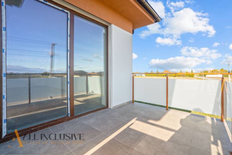 ALL INCLUSIVE I 3 IZBOVÉ BYTY S TERASOU, SO ZÁHRADOU + 2 PARK. MIESTA - Balkón v 3-izbovom byte s výhľadom na okolie mesta Kráľov Brod.