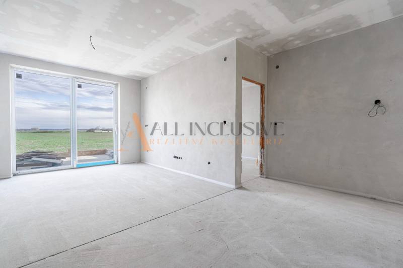 ALL INCLUSIVE I 3 IZBOVÉ BYTY S TERASOU, SO ZÁHRADOU + 2 PARK. MIESTA - Svetlý interiér 3-izbového bytu s veľkými oknami a výhľadom na prírodu.