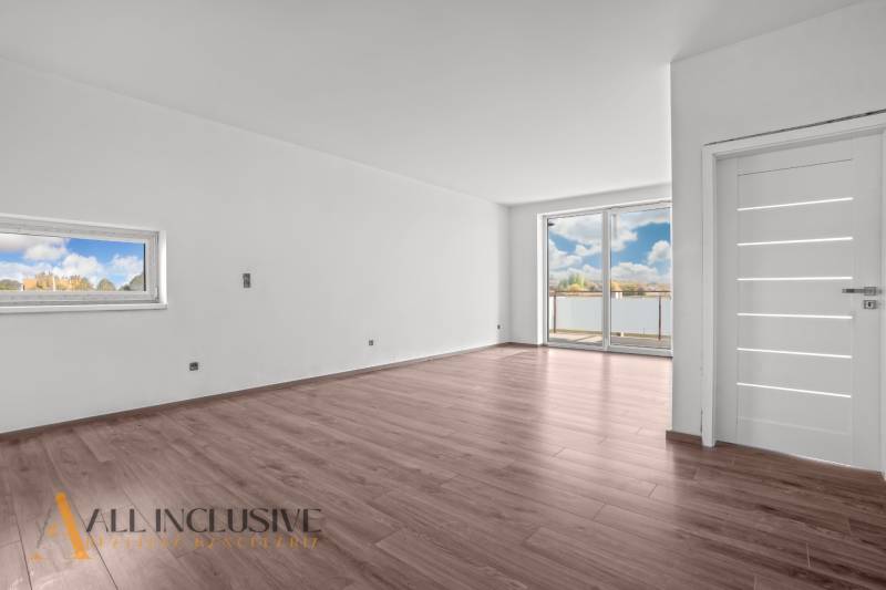 ALL INCLUSIVE I 3 IZBOVÉ BYTY S TERASOU, SO ZÁHRADOU + 2 PARK. MIESTA - Priestranná miestnosť s podlahou s dreveným dekorom, svetlé steny, veľké okno.