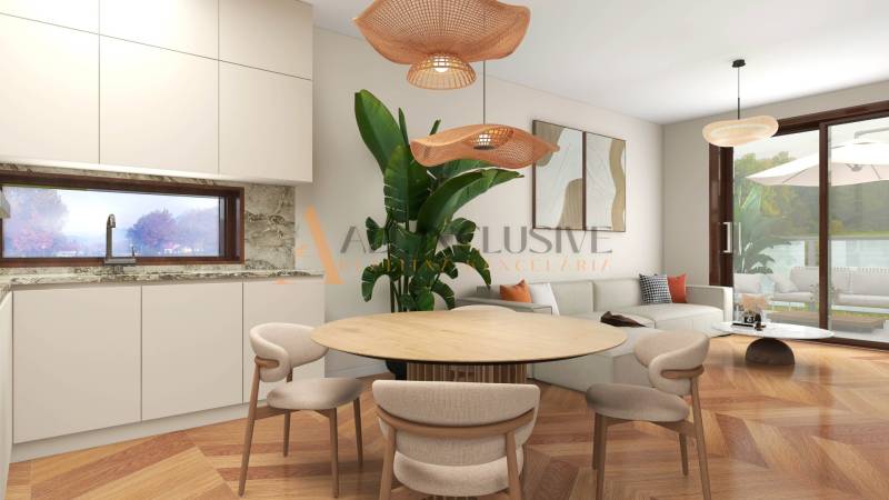 ALL INCLUSIVE I 3 IZBOVÉ BYTY S TERASOU, SO ZÁHRADOU + 2 PARK. MIESTA - Interiér 3-izbového bytu s drevenou podlahou, veľkým oknom a pohodlným nábytkom.