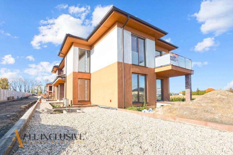 ALL INCLUSIVE I 3 IZBOVÉ BYTY S TERASOU, SO ZÁHRADOU + 2 PARK. MIESTA - Novostavba 3-izbového bytu v Kráľovom Brode s priľahlým dvorom a zaskleným balkónom.