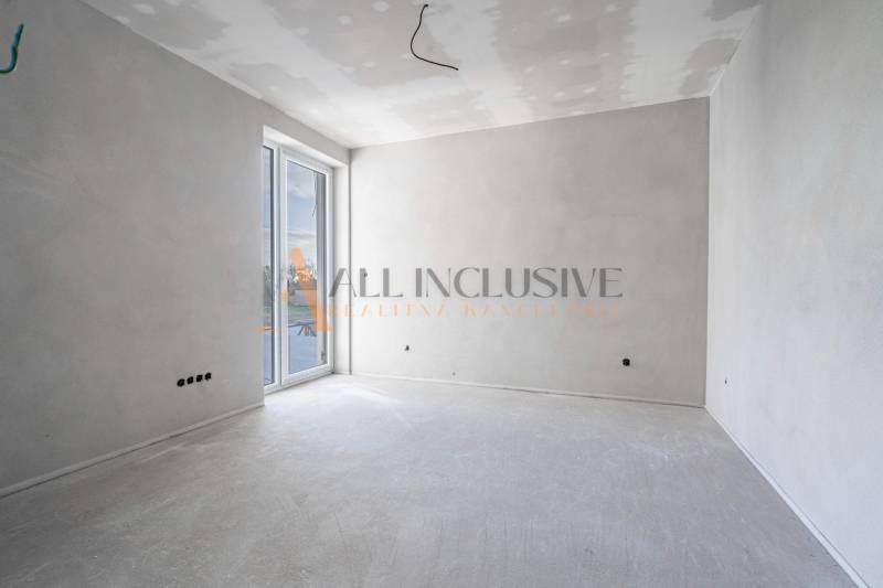 ALL INCLUSIVE I 3 IZBOVÉ BYTY S TERASOU, SO ZÁHRADOU + 2 PARK. MIESTA - Svetlá izba s francúzskym oknom v 3-izbovom byte.