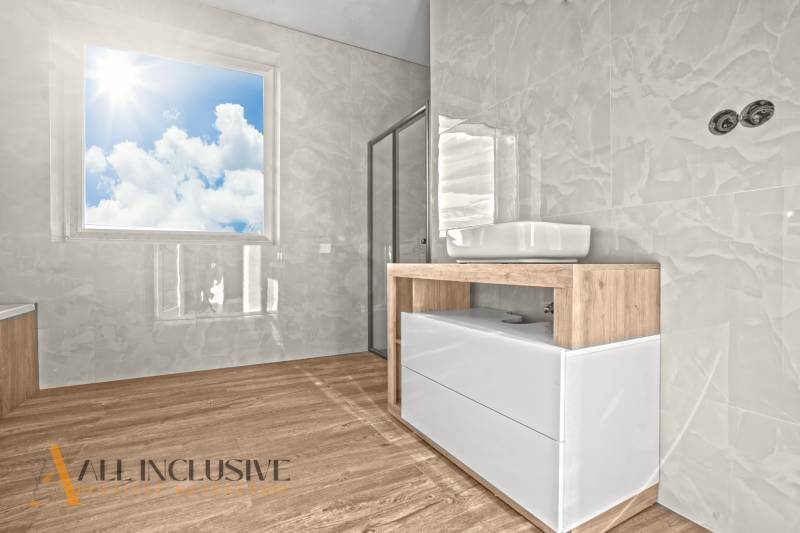 ALL INCLUSIVE I 3 IZBOVÉ BYTY S TERASOU, SO ZÁHRADOU + 2 PARK. MIESTA - Kúpeľňa v 3-izbovom byte s keramickými obkladmi a podlahou s dreveným dekorom.