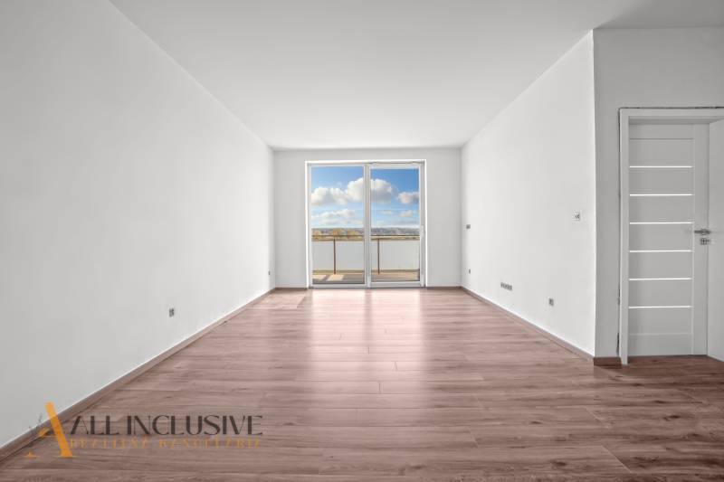 ALL INCLUSIVE I 3 IZBOVÉ BYTY S TERASOU, SO ZÁHRADOU + 2 PARK. MIESTA - Priestranná izba s podlahou s dreveným dekorom v 3-izbovom byte, s balkónovými dverami.