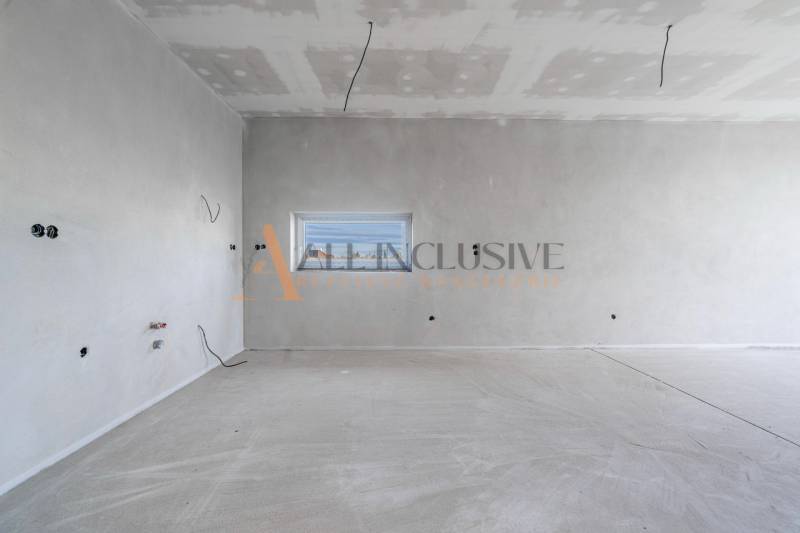 ALL INCLUSIVE I 3 IZBOVÉ BYTY S TERASOU, SO ZÁHRADOU + 2 PARK. MIESTA - Prázdna izba v 3-izbovom byte s nedokončenými stenami a stropom.