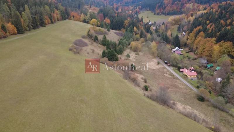 Investičný pozemok pre individuálnu rekreáciu- Čertov 91.147m2 - Jesenná krajina Rekreačných pozemkov v Čertove, Lazy pod Makytou s rozmanitou flórou a živými farbami.