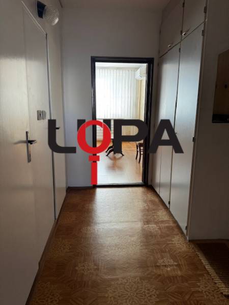 Prenájom 3izb. zariadeného bytu na Jazdeckej ul., Nové Zámky - Chodba v 3-izbovom byte s podlahou s dreveným dekorom vedúca do svetlej miestnosti.