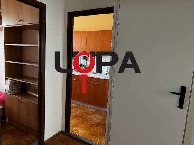 Prenájom 3izb. zariadeného bytu na Jazdeckej ul., Nové Zámky - Chodba so vstupom do kuchyne, podlaha s dreveným dekorom v 3-izbovom byte.