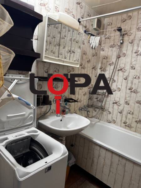 Prenájom 3izb. zariadeného bytu na Jazdeckej ul., Nové Zámky - Kúpeľňa v 3-izbovom byte s vaňou, umývadlom a práčkou, tapetová dekorácia.