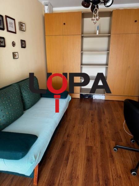 Prenájom 3izb. zariadeného bytu na Jazdeckej ul., Nové Zámky - Izba v 3-izbovom byte s podlahou s dreveným dekorom a vstavanými skriňami.