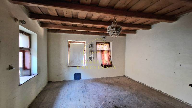 Vidiecky dom v Zemplínskej Teplici - Miestnosť v rodinnom dome s dreveným stropom a podlahou s dreveným dekorom.