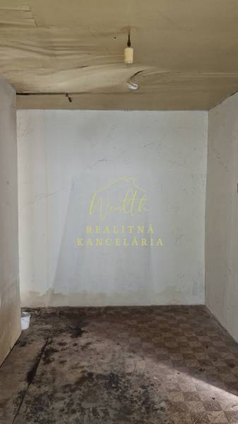 Vidiecky dom v Zemplínskej Teplici - Interiér rodinného domu s poškodeným stropom a dlážkou so stopami poškodenia.