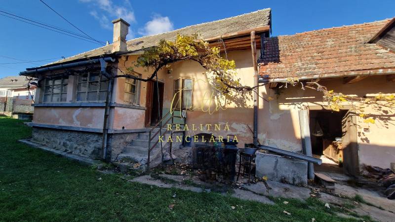 Vidiecky dom v Zemplínskej Teplici - Rodinný dom na Okružnej ulici v Zemplínskej Teplici s verandou a záhradou.