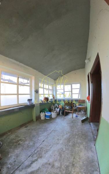 Vidiecky dom v Zemplínskej Teplici - Interiér rodinného domu so starými oknami a podlahou z betónu.