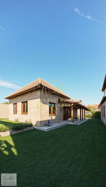 Vidiecky dom v Zemplínskej Teplici - Rodinný dom na Okružnej ulici v Zemplínskej Teplici s trávnatou záhradou a terasou.