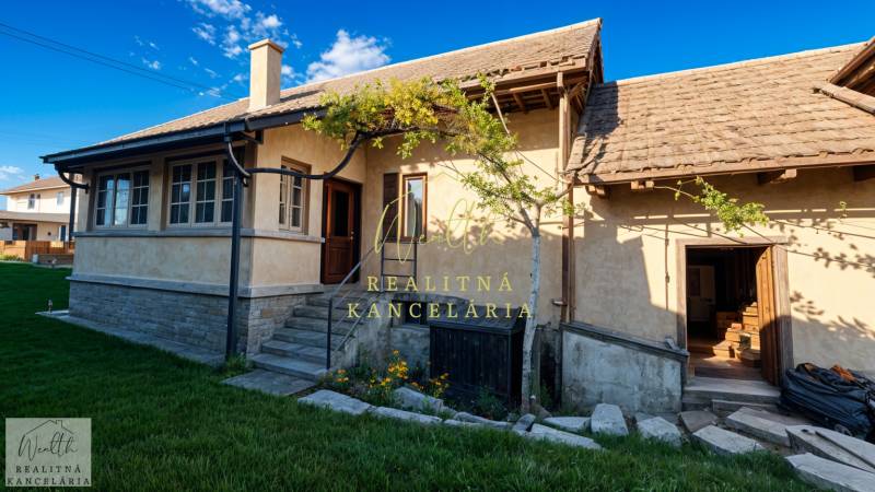 Vidiecky dom v Zemplínskej Teplici - Rodinný dom na Okružnej ulici v Zemplínskej Teplici, s upravenou záhradou a kvetinami.