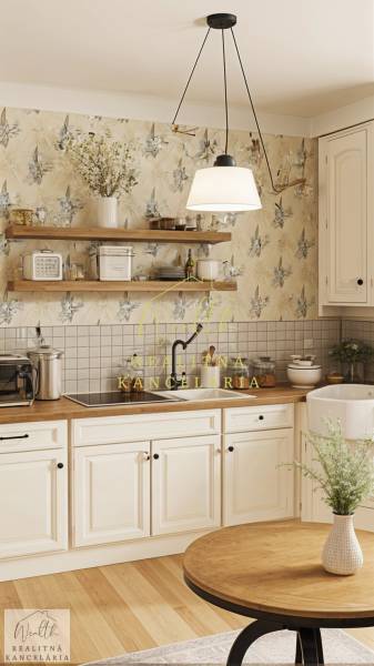 Vidiecky dom v Zemplínskej Teplici - Kuchyňa v rodinnom dome s kvetinovou tapetou, bielymi skrinkami a podlahou s dreveným dekorom.