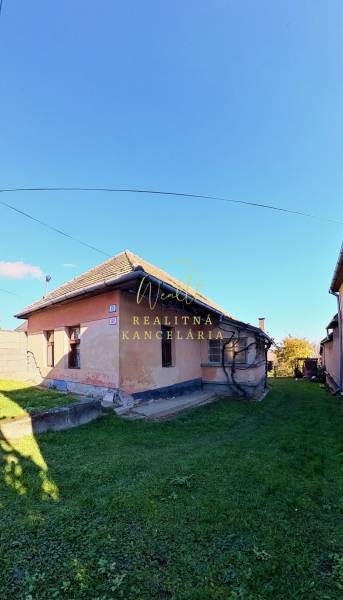 Vidiecky dom v Zemplínskej Teplici - Rodinný dom na Okružnej ulici v Zemplínskej Teplici má šikmú strechu a záhradu.