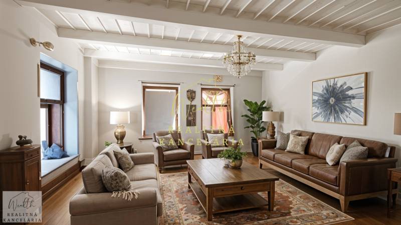 Vidiecky dom v Zemplínskej Teplici - Obývačka v rodinnom dome s koženou sedačkou, podlahou s dreveným dekorom a kobercom.