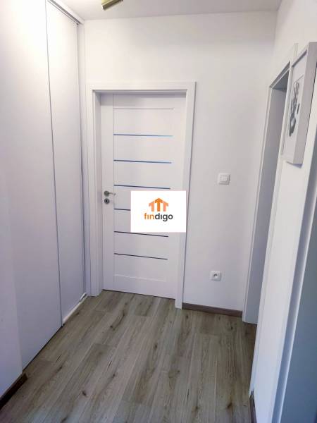 PRENÁJOM - 3-izbový veľkometrážny byt v RED OAK, Lužianky -REZERVOVANÉ - Chodba v 3-izbovom byte s bielymi dverami a podlahou s dreveným dekorom.