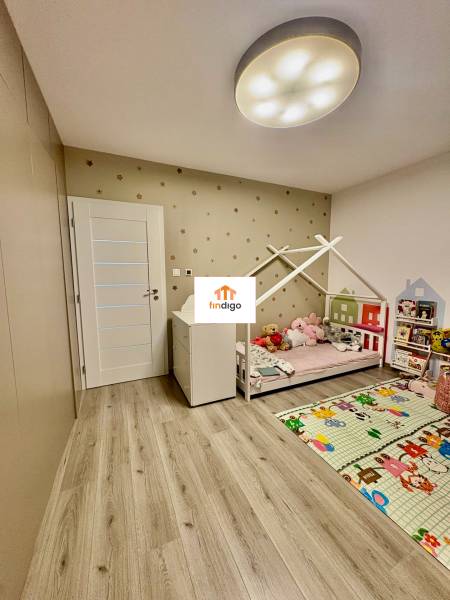 PRENÁJOM - 3-izbový veľkometrážny byt v RED OAK, Lužianky -REZERVOVANÉ - Detská izba v 3-izbovom byte s posteľou a hračkami, podlaha s dreveným dekorom.