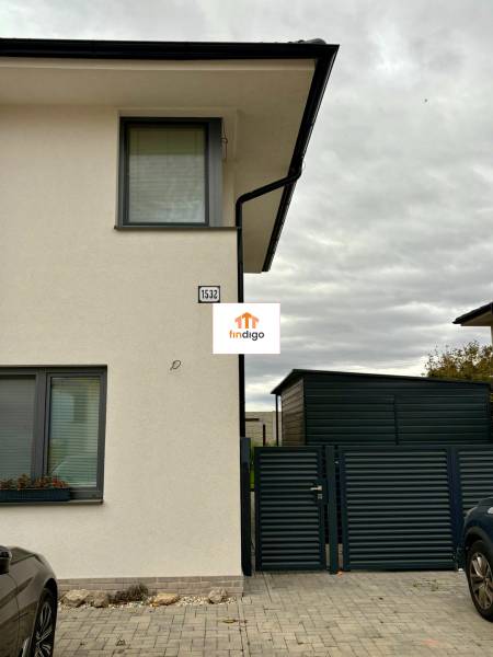 PRENÁJOM - 3-izbový veľkometrážny byt v RED OAK, Lužianky -REZERVOVANÉ - Rodinný dom s modernými oknami na Jasenovej ulici v Lužiankach.