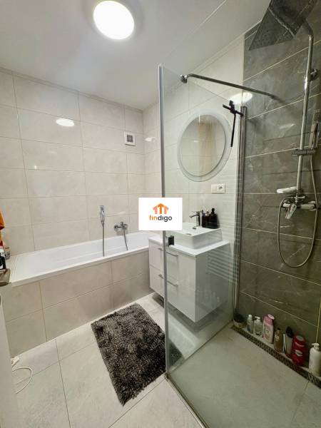 PRENÁJOM - 3-izbový veľkometrážny byt v RED OAK, Lužianky -REZERVOVANÉ - Kúpeľňa v 3-izbovom byte s vaňou a sprchovým kútom, dlažbou a umývadlom.