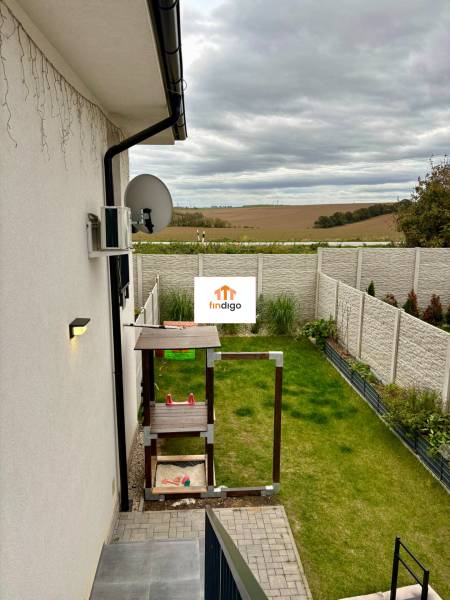 PRENÁJOM - 3-izbový veľkometrážny byt v RED OAK, Lužianky -REZERVOVANÉ - Dvor 3-izbového bytu na Jasenovej ulici v Lužiankach s detským ihriskom a záhradou.