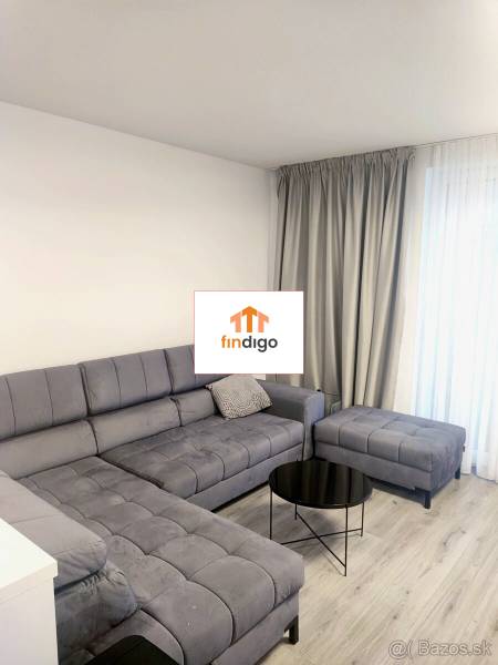 PRENÁJOM - 3-izbový veľkometrážny byt v RED OAK, Lužianky -REZERVOVANÉ - Obývacia izba s rohovou sedačkou v 3-izbovom byte, podlaha s dreveným dekorom.