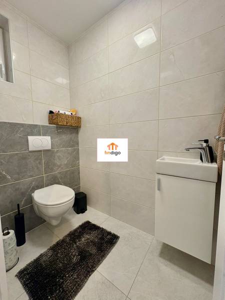 PRENÁJOM - 3-izbový veľkometrážny byt v RED OAK, Lužianky -REZERVOVANÉ - Toaleta v 3-izbovom byte s keramickými obkladmi a malým umývadlom.