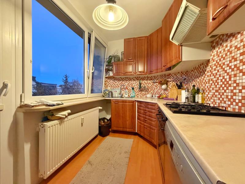 - PREDAJ - 3 izbový byt - Estónska ul. - Vrakuňa  - Kuchyňa v 3-izbovom byte so svetlým nábytkom a podlahou s dreveným dekorom.