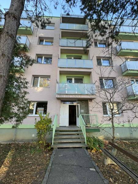 Šahy – 3i Byt v Centre Mesta s Balkónom  - Bytový dom s balkónmi na Vajanského ulici v Šahách ponúka 3-izbový byt.