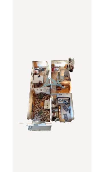 Šahy – 3i Byt v Centre Mesta s Balkónom  - 3-izbový byt s podlahou s dreveným dekorom, zariadenie izieb v príjemnom štýle.