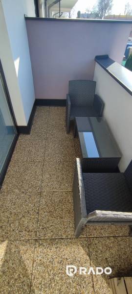 | 2-izbový byt, ul. Predmerského VINOHRADY | Trenčín  - Balkón so sedením v 2-izbovom byte na Predmerského ulici v Trenčíne.