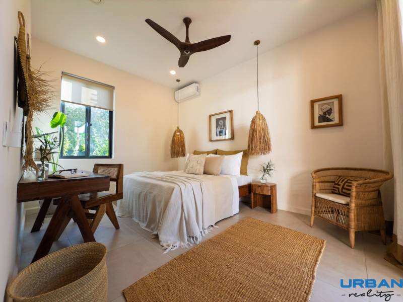 LUXURY 2-BEDROOM VILLA IN PAJE - Svetlá spálňa so závesnými lampami a prúteným nábytkom v rodinnom dome.