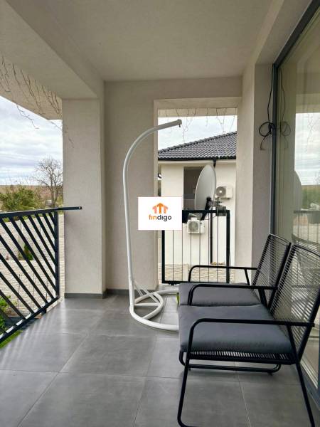 PREDAJ - 3-izbový veľkometrážny byt v RED OAK, Lužianky - REZERVOVANÉ - Balkón s dvoma čiernymi lavicami, satelit na dome na Jasenovej ulici v Lužiankach.